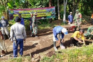 Koramil Cilimus Bersama Aparat Desa Linggarjati saat memperbaiki jalan menuju pemakaman Pindangkerep.